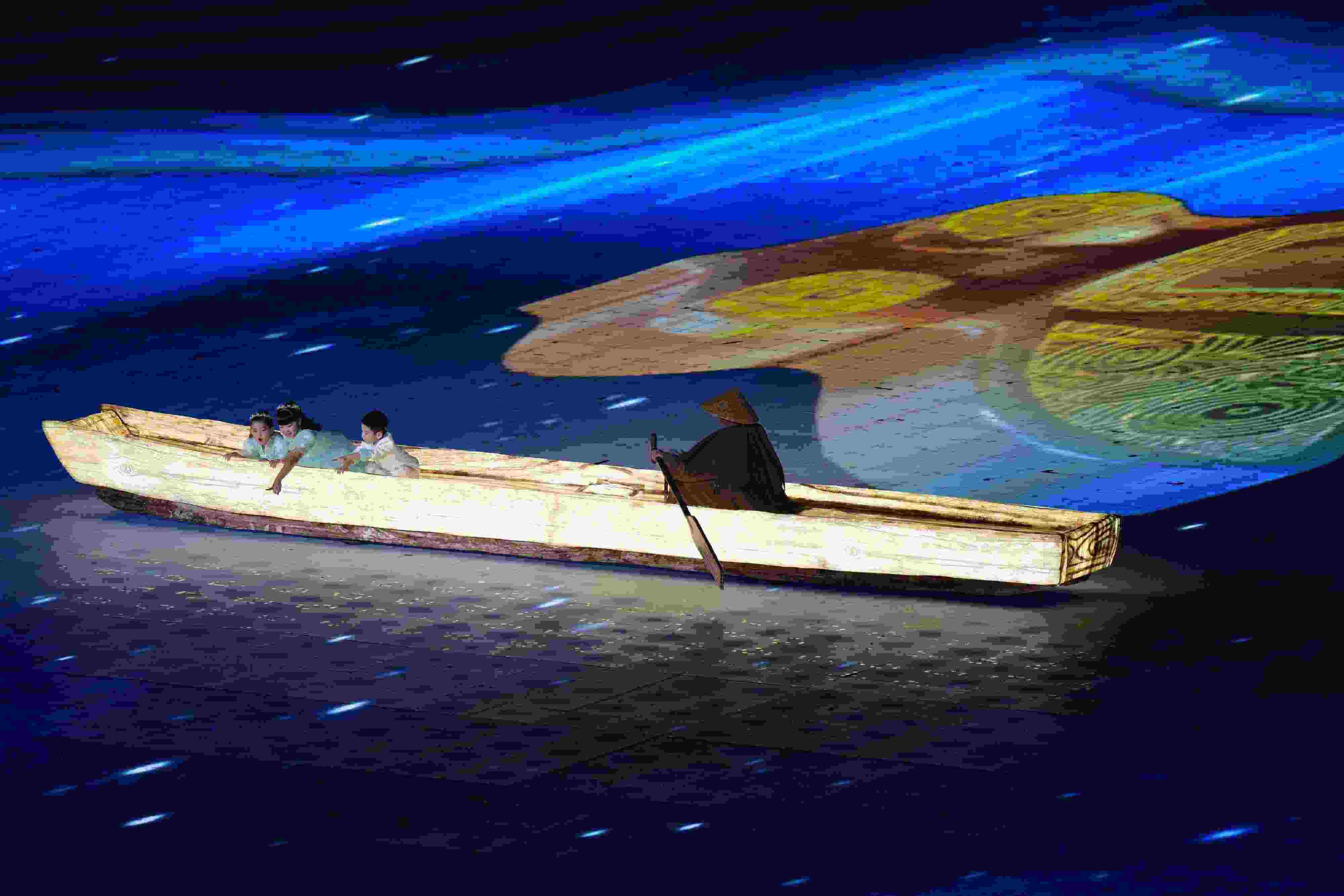 △2023年10月28日，杭州亞殘運(yùn)會(huì)閉幕式上的“中華第一舟”。