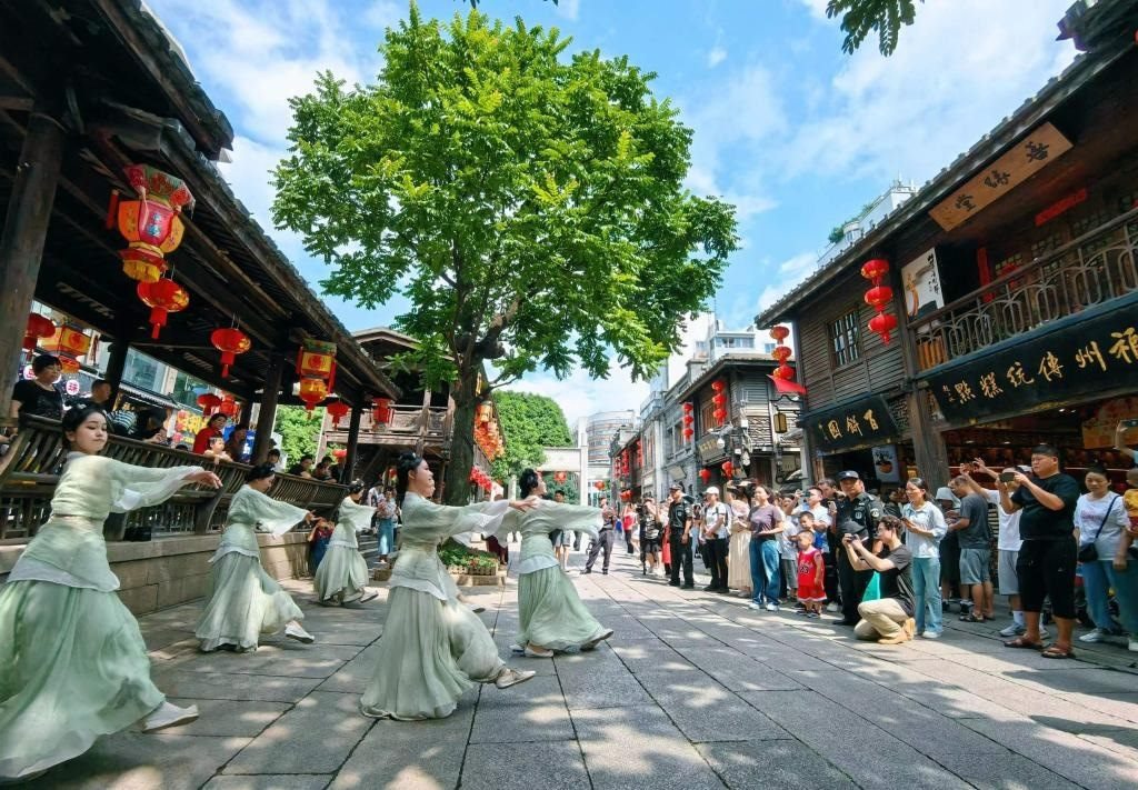 國慶節(jié)期間，福州市三坊七巷歷史文化街區(qū)上演《尋夢(mèng)閩都》快閃。新華社發(fā)