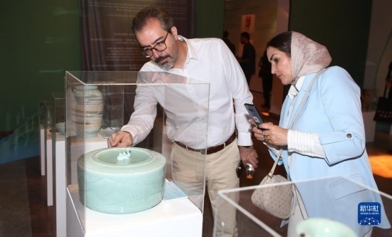 10月30日，人們?cè)谝晾实潞谔m伊朗國家藝術(shù)科學(xué)院觀看展出的展品。新華社記者 沙達(dá)提 攝