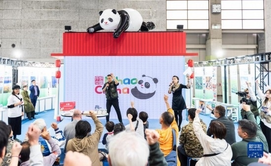  10月29日，游客在日本大阪國際會展中心中國館參與中國旅游知識問答活動。新華社發(fā)（中國駐大阪旅游辦事處供圖）