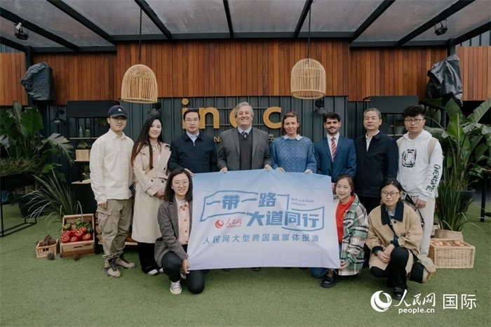 在烏拉圭第118屆普拉多牧農業(yè)國際博覽會上，烏拉圭國家肉類協(xié)會主席與人民網記者合影。人民網記者 張若涵攝