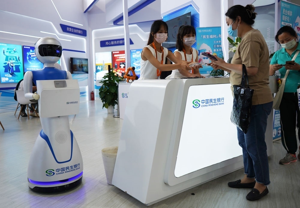 2022年9月4日，在服貿(mào)會(huì)首鋼園區(qū)金融服務(wù)專題展上，參觀者在中國民生銀行展臺(tái)咨詢金融業(yè)務(wù)。新華社記者 金皓原 攝
