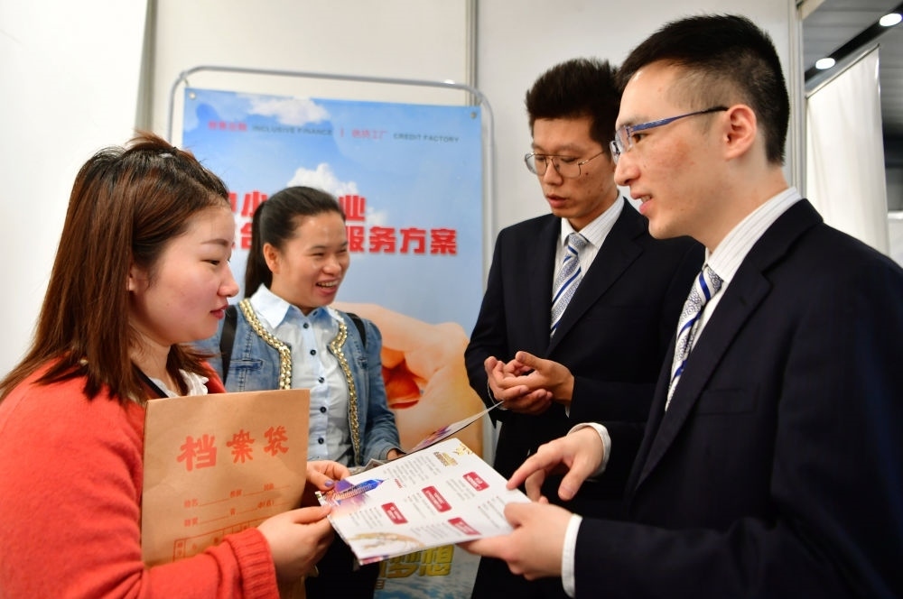 2019年5月9日，兩名鞋業(yè)公司的工作人員（左一和左二）向銀行工作人員咨詢中小微企業(yè)金融服務(wù)方案細(xì)則。當(dāng)日，福建自貿(mào)區(qū)福州片區(qū)稅企銀三方對(duì)接會(huì)在馬尾基金小鎮(zhèn)舉辦，來自傳統(tǒng)制造業(yè)、物聯(lián)網(wǎng)和電子商務(wù)等行業(yè)的企業(yè)代表參加對(duì)接會(huì)。新華社記者 魏培全 攝