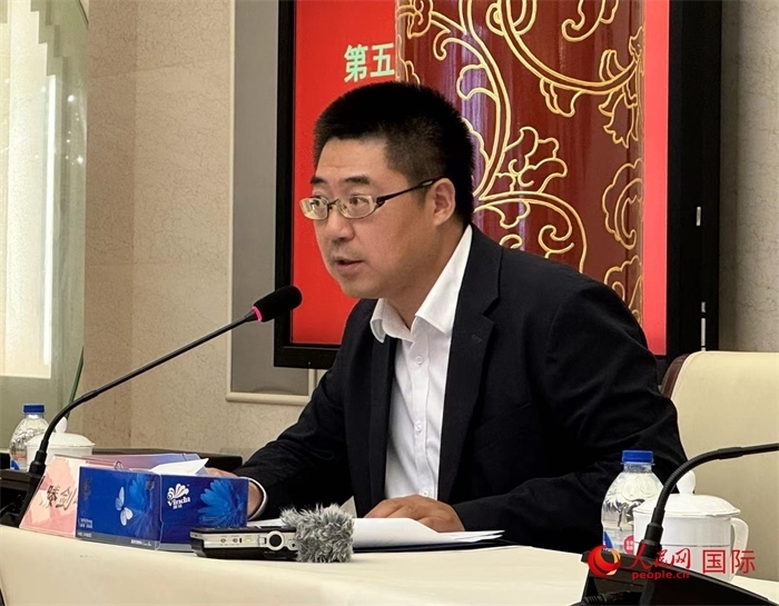 10月31日，歐美同學(xué)會(huì)副秘書(shū)長(zhǎng)滕劍峰在第五屆中法文化論壇媒體吹風(fēng)會(huì)上講話。（人民網(wǎng) 謝瑩攝）