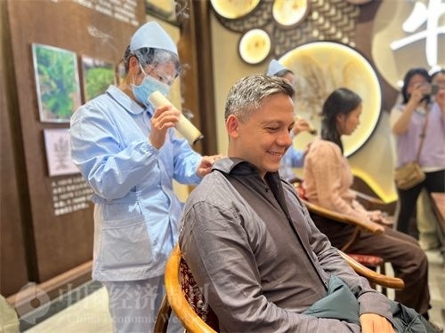  （外媒記者體驗(yàn)艾灸。中國(guó)經(jīng)濟(jì)周刊記者 郭志強(qiáng) 攝）