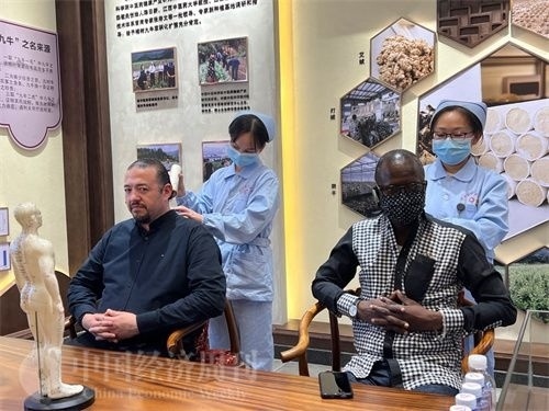  （外媒記者爭(zhēng)先恐后體驗(yàn)艾灸，直呼神奇。中國(guó)經(jīng)濟(jì)周刊記者 郭志強(qiáng) 攝）