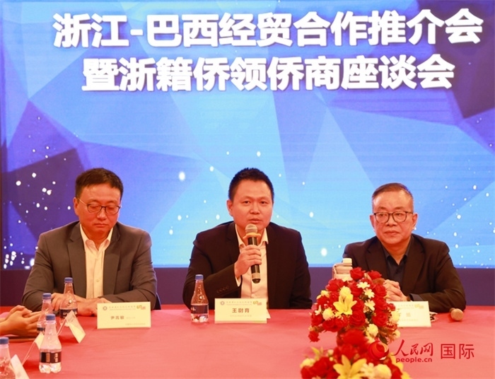 中國駐里約代總領事王尉育（中）在活動中致辭。人民網(wǎng)記者 陳海琪攝