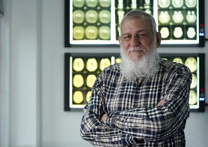 10月31日，古巴科學(xué)家裴德樂(lè)在電子科技大學(xué)校園內(nèi)。