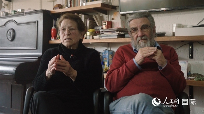 艾麗西亞·奧夫雷貢（左）和馬里奧·帕佐斯接受人民網(wǎng)專訪。人民網(wǎng)記者 張若涵攝