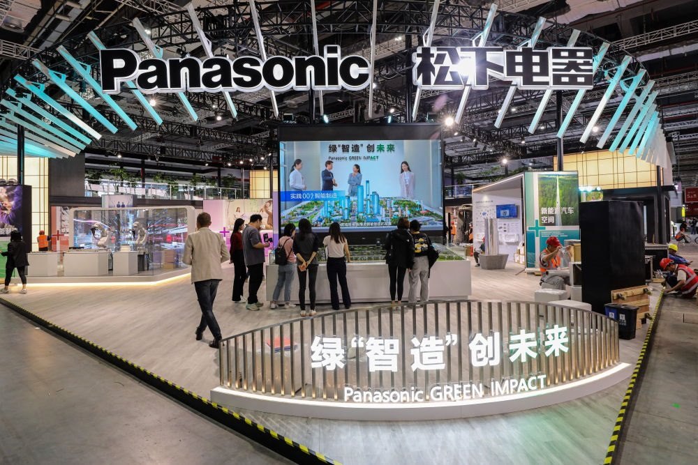 2023年11月2日，工作人員在進(jìn)博會(huì)松下電器展位做準(zhǔn)備工作。新華社記者 辛夢(mèng)晨 攝