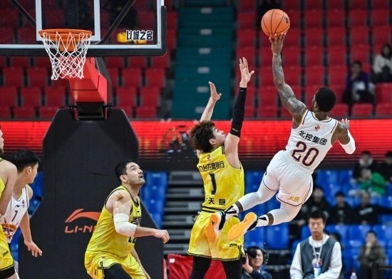 11月4日，北京控股隊球員費爾德（右一）在比賽中投籃。新華社記者 顏麟蘊 攝