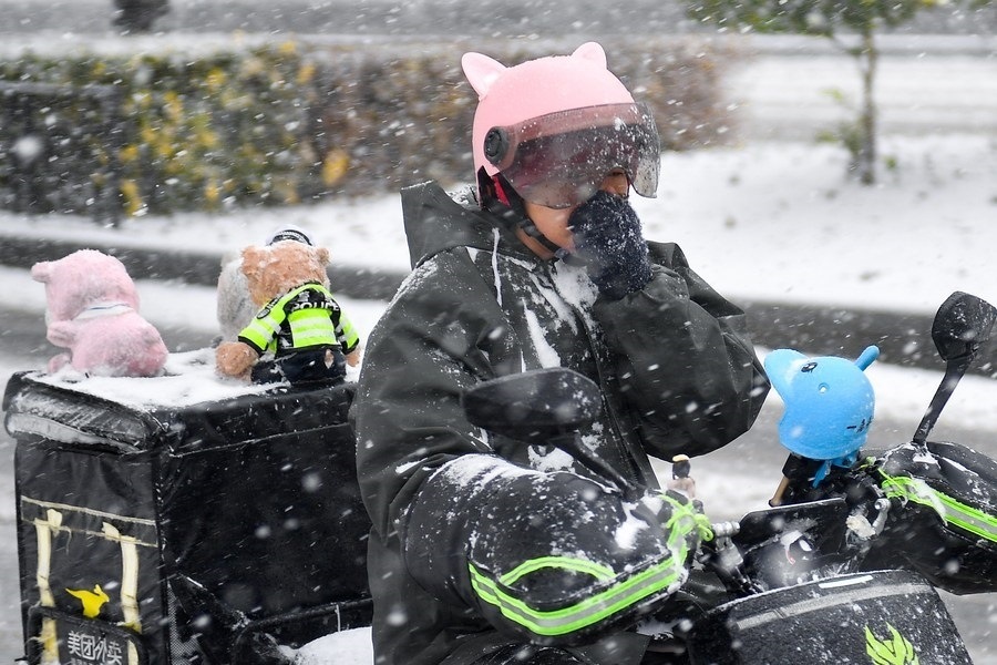 11月6日，在長春市街頭，一名外賣員在雪中騎行。新華社記者 許暢 攝