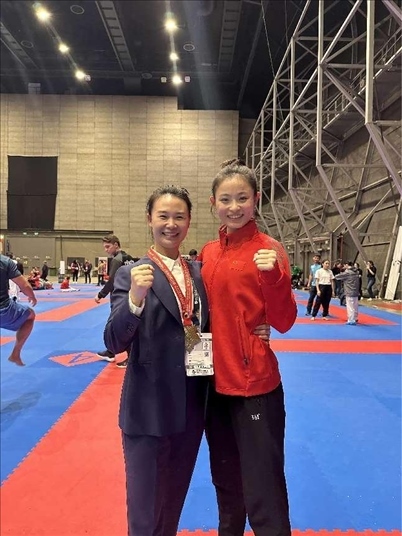 教練李紅（左）與龔莉（右）在2023年匈牙利布達(dá)佩斯世界空手道錦標(biāo)賽上合影。受訪者供圖