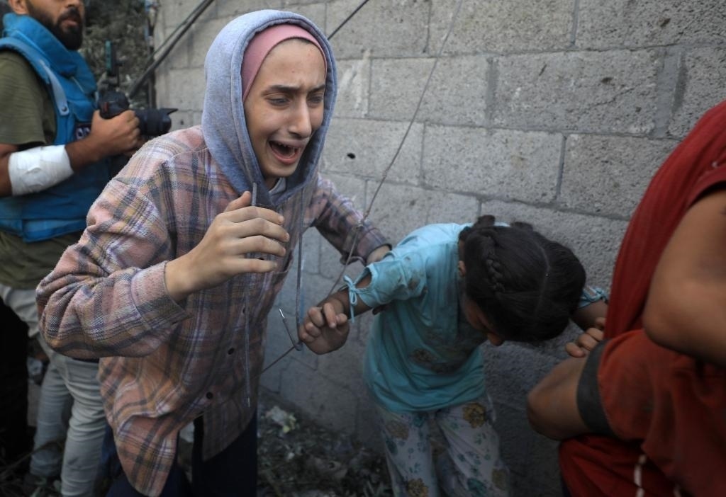 11月6日，人們從加沙地帶中部地區(qū)一處被炸難民營(yíng)逃離。新華社發(fā)（亞西爾·庫(kù)迪攝）