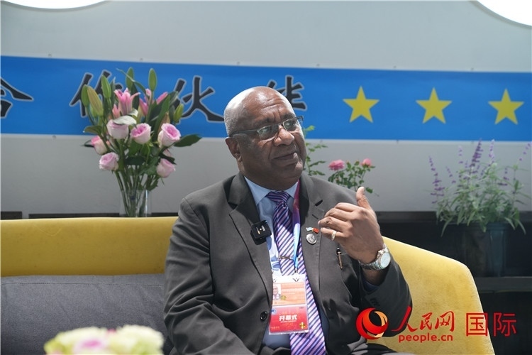 斐濟(jì)副總理兼貿(mào)易部長卡米卡米加談參加進(jìn)博會感受。人民網(wǎng)記者 吳超嵐攝