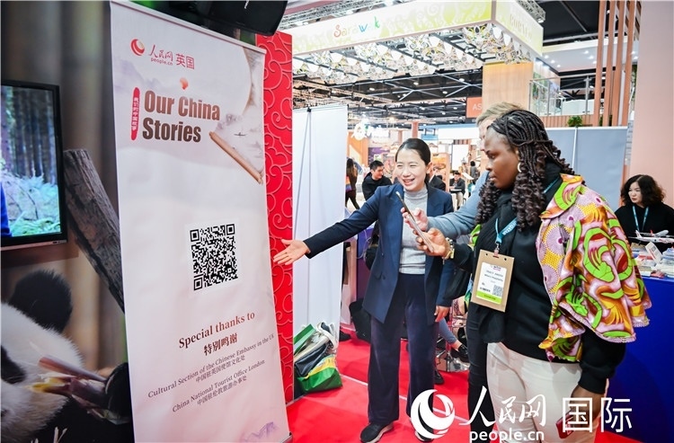 觀眾掃碼《我們的中國(guó)故事》系列視頻。人民網(wǎng) 郭錦標(biāo)攝