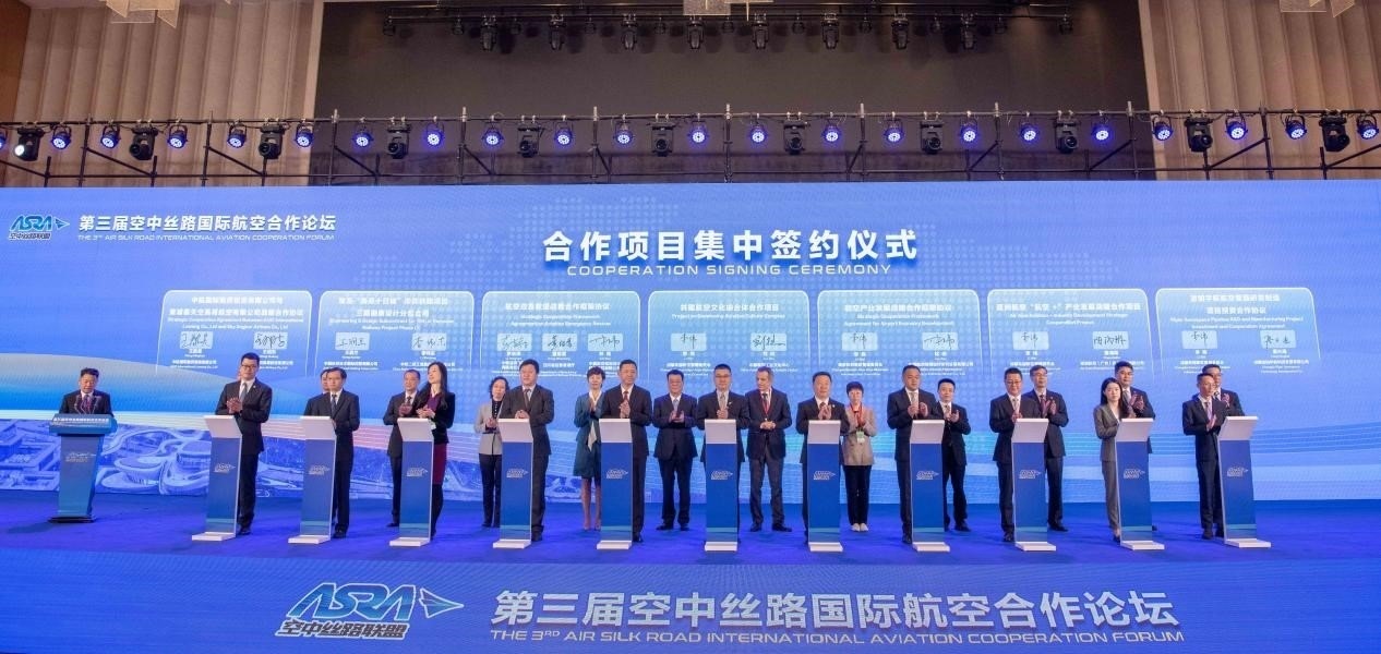 圖為7個國內(nèi)外合作項目現(xiàn)場簽約。人民網(wǎng)記者 唐宋攝