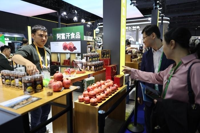 11月6日，在第六屆進(jìn)博會(huì)食品及農(nóng)產(chǎn)品展區(qū)，阿富汗食品吸引參展人員。