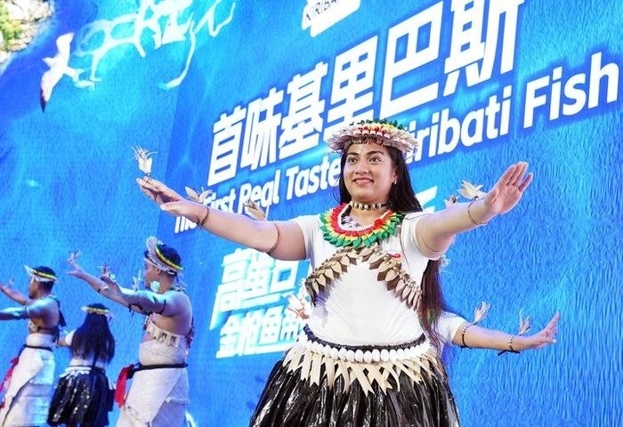 11月8日，來自基里巴斯的參展人員在基里巴斯水產(chǎn)品推介活動(dòng)上表演。