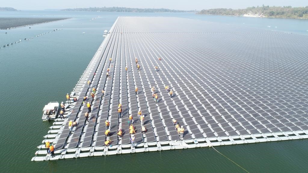 2021年1月23日，施工人員檢查泰國烏汶府詩琳通大壩綜合浮體光伏項目的太陽能板安裝情況。新華社發(fā)（泰國國家電力局項目組供圖）
