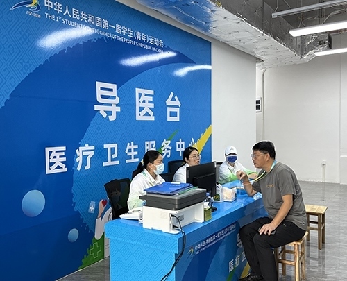 村內(nèi)住客在醫(yī)療衛(wèi)生服務(wù)中心導(dǎo)醫(yī)臺問診。人民網(wǎng)記者 歐興榮攝