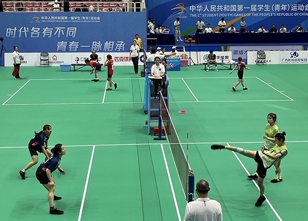 11月11日，第一屆全國(guó)學(xué)生（青年）運(yùn)動(dòng)會(huì)毽球（校園組）比賽現(xiàn)場(chǎng)。人民網(wǎng)記者 歐興榮攝