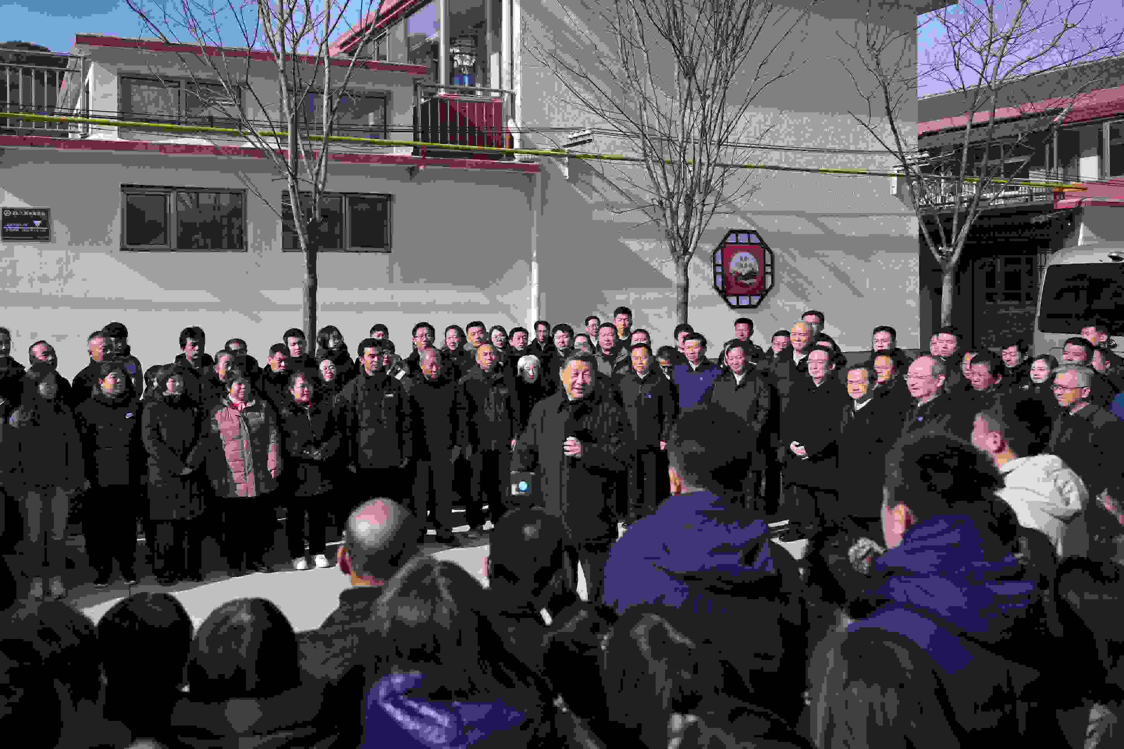 2023年11月10日，習(xí)近平總書記在北京市門頭溝區(qū)妙峰山鎮(zhèn)水峪嘴村考察時，同當(dāng)?shù)厝罕娪H切交流。