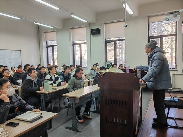 鐘萬勰院士為研究生上課。大連理工大學(xué)供圖