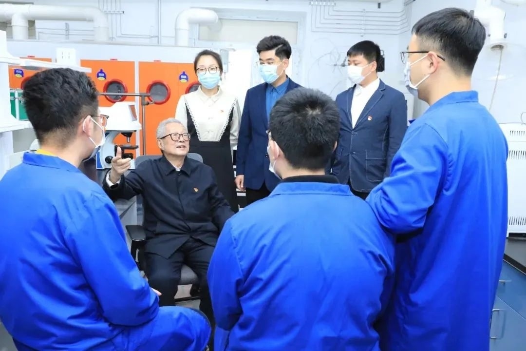 秦裕琨院士在實(shí)驗(yàn)室與青年師生交流。哈爾濱工業(yè)大學(xué)供圖