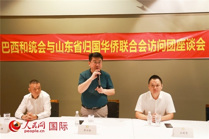 中國僑聯(lián)副主席、山東省僑聯(lián)主席李興鈺（中）在座談會上致辭。人民網(wǎng)記者 陳海琪攝