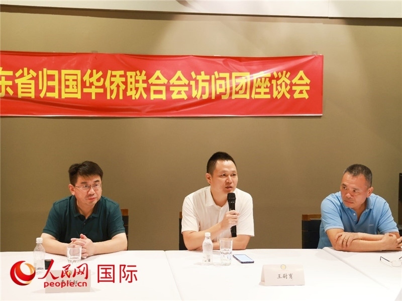 中國駐里約總領館副總領事王尉育（中）在座談會上致辭。人民網(wǎng)記者 陳海琪攝