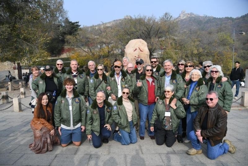 2023年10月29日，美國(guó)飛虎隊(duì)老兵莫耶一行人在北京八達(dá)嶺長(zhǎng)城合影留念。