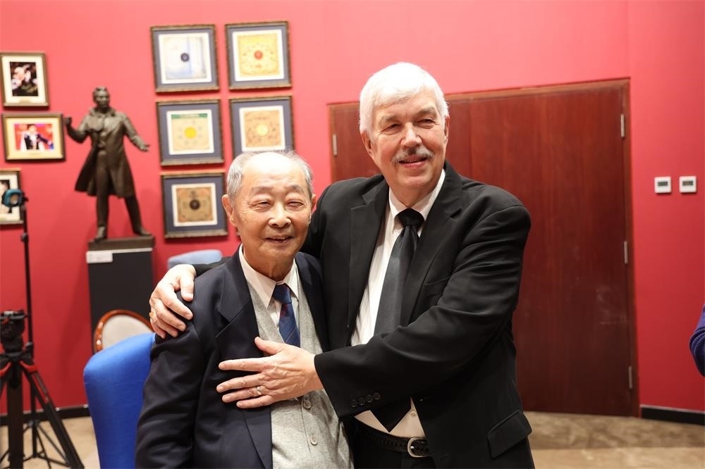 費(fèi)城交響樂(lè)團(tuán)小提琴演奏家戴維·布斯與原中央樂(lè)團(tuán)小提琴演奏家朱信人50年后再相聚。