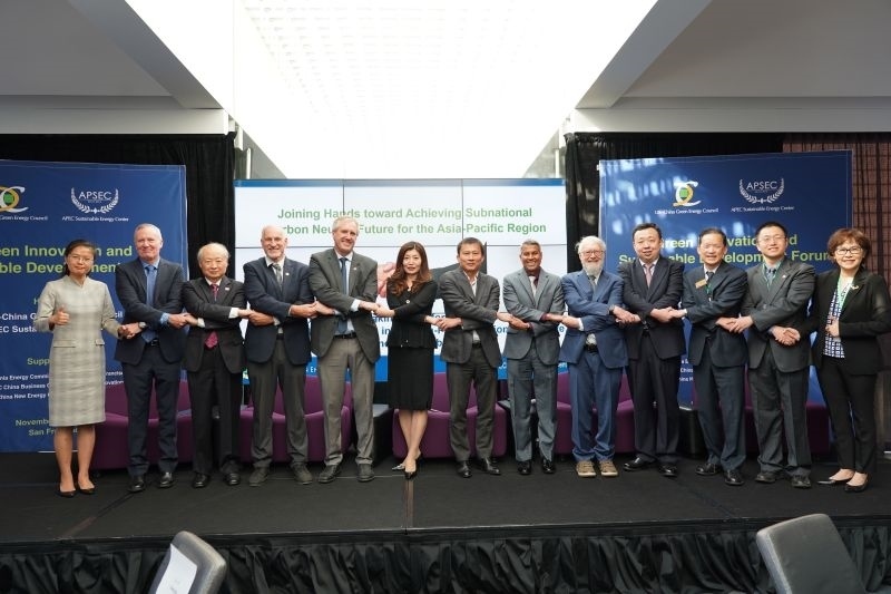 當(dāng)?shù)貢r(shí)間11月13日，2023年亞太經(jīng)合組織會議期間的重要邊會“綠色創(chuàng)新與可持續(xù)發(fā)展論壇”在舊金山舉行，有關(guān)學(xué)者、政府官員和清潔能源企業(yè)代表近200人出席。圖為參加論壇的主要嘉賓合影留念。克萊爾·希斯莫爾 攝