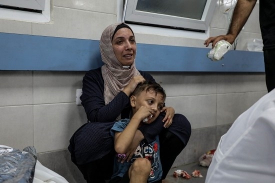 11月3日，人們?cè)诩由吵窍７ㄡt(yī)院接受治療。新華社發(fā)