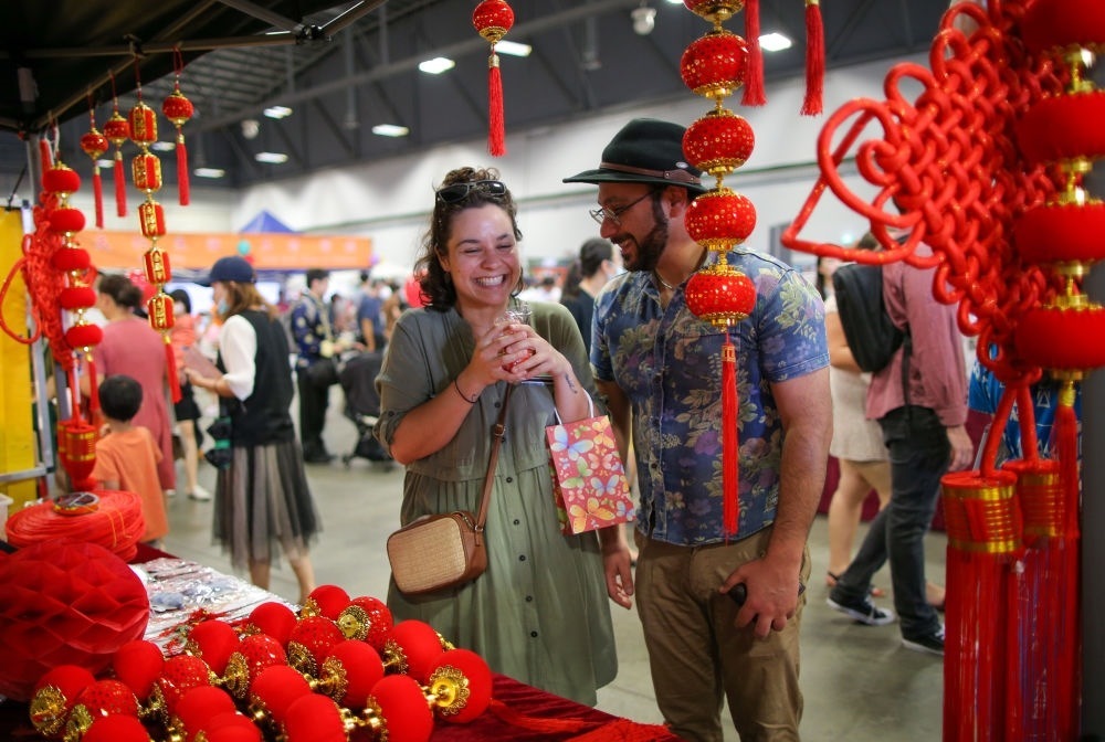 2023年1月21日，在新西蘭奧克蘭舉行的迎接中國農(nóng)歷春節(jié)活動(dòng)上，人們購買新春裝飾品。這個(gè)活動(dòng)吸引當(dāng)?shù)厣先f名各族裔民眾聚集一起，共迎中國春節(jié)。