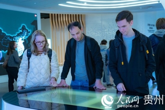 在國(guó)家大數(shù)據(jù)（貴州）綜合試驗(yàn)區(qū)交流體驗(yàn)中心，歐亞國(guó)家記者體驗(yàn)貴州大數(shù)據(jù)應(yīng)用場(chǎng)景。人民網(wǎng) 陽茜攝