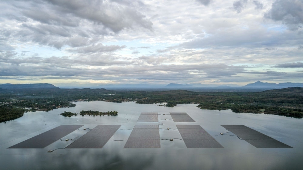 這是2022年12月8日在泰國烏汶府詩琳通水庫拍攝的浮體光伏項(xiàng)目（無人機(jī)照片）。中泰兩國聯(lián)合修建的浮體光伏項(xiàng)目2021年10月投入商業(yè)運(yùn)營。中國制造的電池板不斷將日光轉(zhuǎn)化為清潔電能，輸送至當(dāng)?shù)厍Ъ胰f戶。