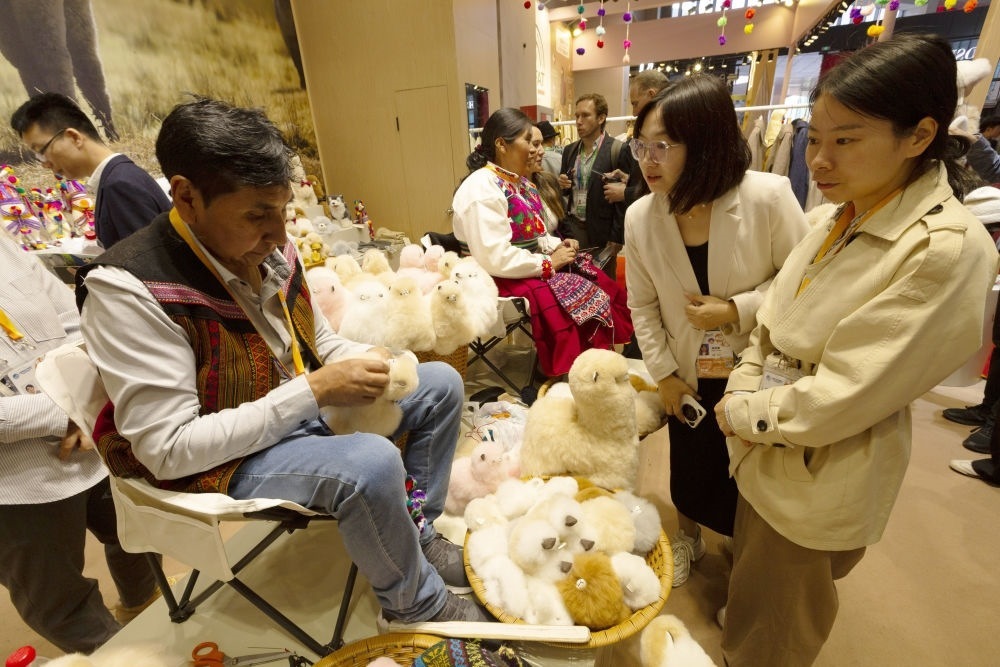 2023年11月7日，秘魯羊駝毛制品手藝人馬馬尼大叔在中國上海舉辦的第六屆進(jìn)博會(huì)上展示羊駝玩偶制作工藝。秘魯特色羊駝毛制品連續(xù)六屆在進(jìn)博會(huì)上亮相，收獲大量訂單。進(jìn)博會(huì)大舞臺(tái)讓秘魯傳統(tǒng)手藝人有了更廣闊的發(fā)展空間。