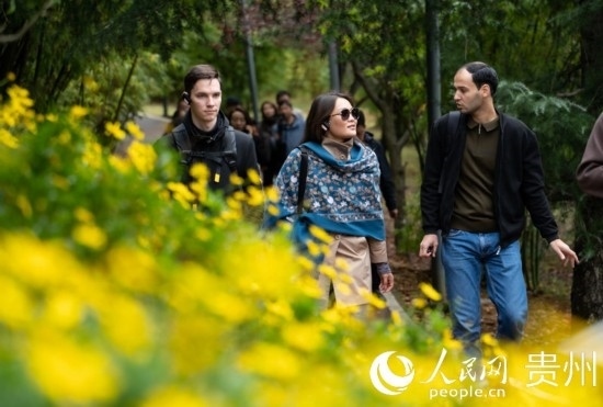 歐亞國(guó)家媒體記者走進(jìn)觀山湖公園。人民網(wǎng) 陽茜攝