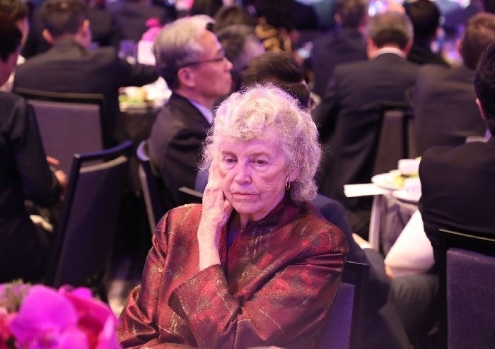 當(dāng)?shù)貢r間11月15日晚，國家主席習(xí)近平在美國舊金山出席美國友好團(tuán)體聯(lián)合舉行的歡迎宴會。在熱烈的掌聲中，習(xí)近平發(fā)表重要演講。圖為參加晚宴人士認(rèn)真聆聽演講。人民日報記者 李志偉 攝