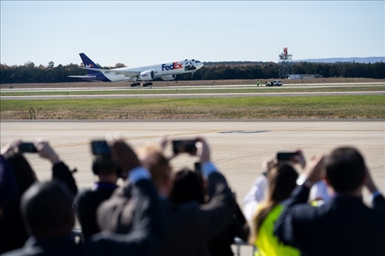2023年11月8日，運(yùn)送大熊貓的專機(jī)從美國(guó)弗吉尼亞州的華盛頓杜勒斯國(guó)際機(jī)場(chǎng)起飛。旅居美國(guó)的大熊貓“美香”“添添”和它們?cè)谌A盛頓出生并長(zhǎng)大的雄性幼崽“小奇跡”當(dāng)天啟程返回中國(guó)。新華社記者 劉杰攝