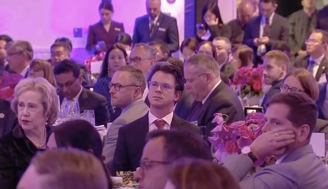 △當(dāng)?shù)貢r間11月15日晚，習(xí)近平主席在美國友好團體聯(lián)合歡迎宴會上發(fā)表演講。圖為參加宴會的人士認(rèn)真聆聽演講。