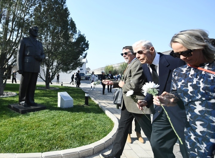 10月30日，在北京，飛虎隊老兵哈里·莫耶（中）向陳納德將軍雕像獻花。