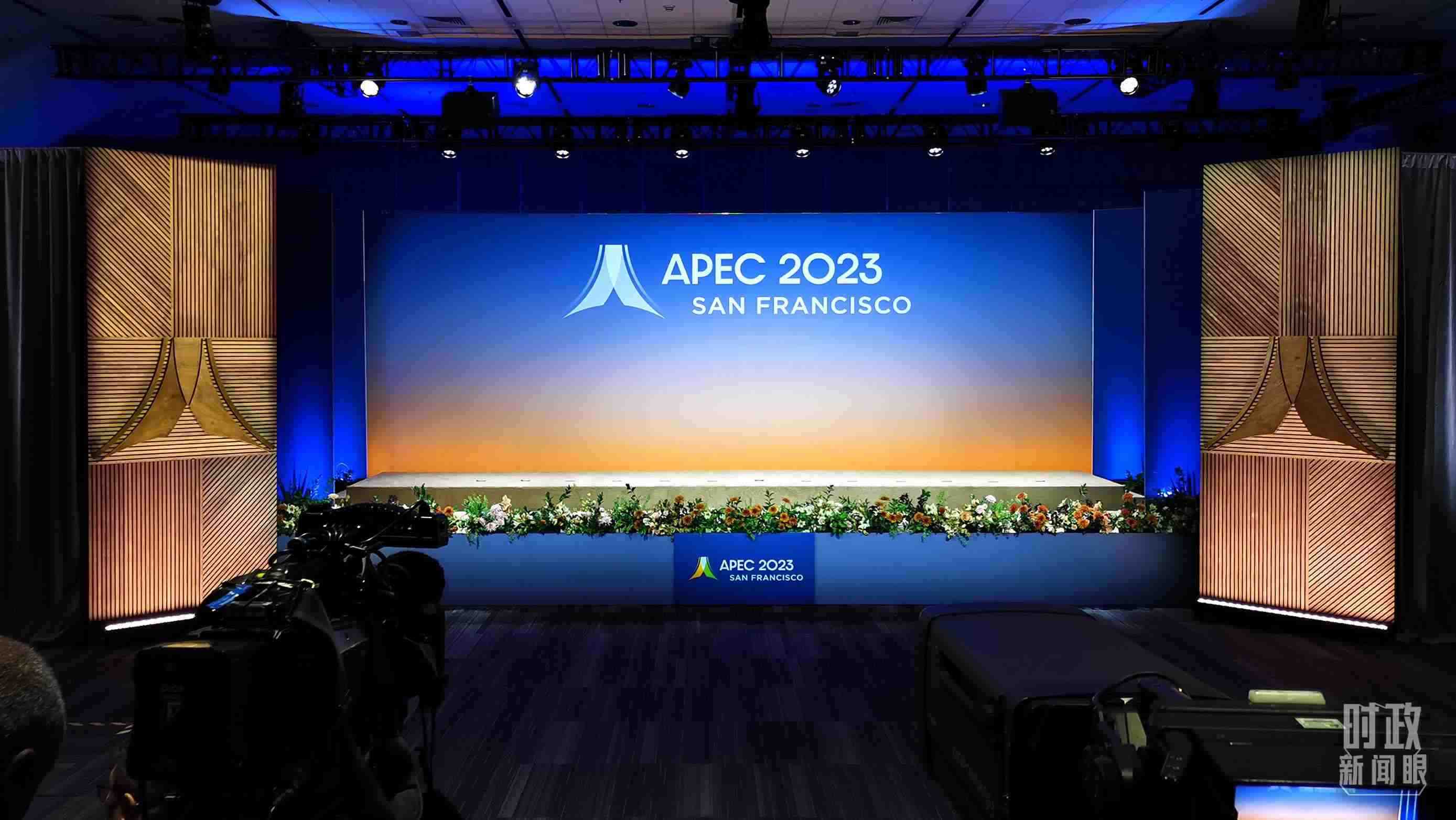 △16日，APEC領(lǐng)導(dǎo)人同東道主嘉賓在對話會前集體合影，圖為記者們在等待合影開始。（總臺央視記者石偉明拍攝）