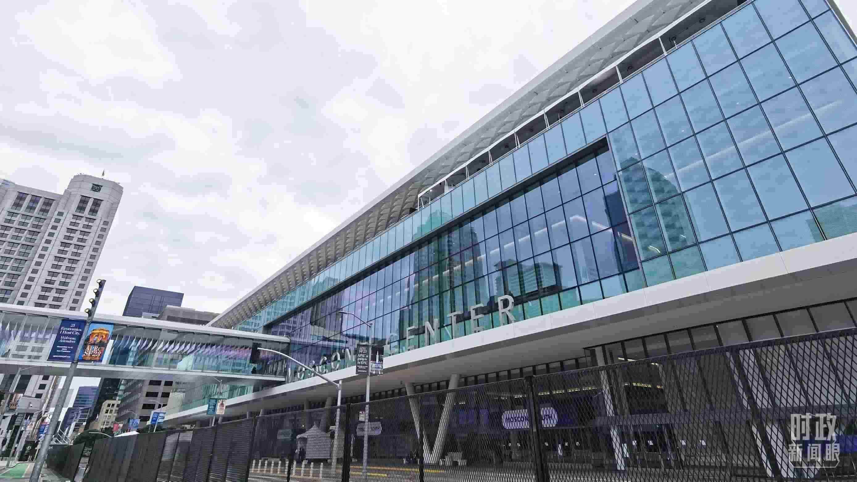 △美國舊金山，莫斯康中心，APEC第三十次領(lǐng)導(dǎo)人非正式會議在這里舉行。（總臺央視記者曹亞星拍攝）