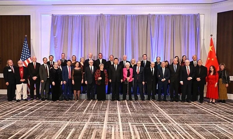 △宴會開始前，習(xí)近平主席會見飛虎隊和史迪威將軍后人、鼓嶺、艾奧瓦州、華盛頓州等方面友好人士代表，同他們親切交談并合影留念。