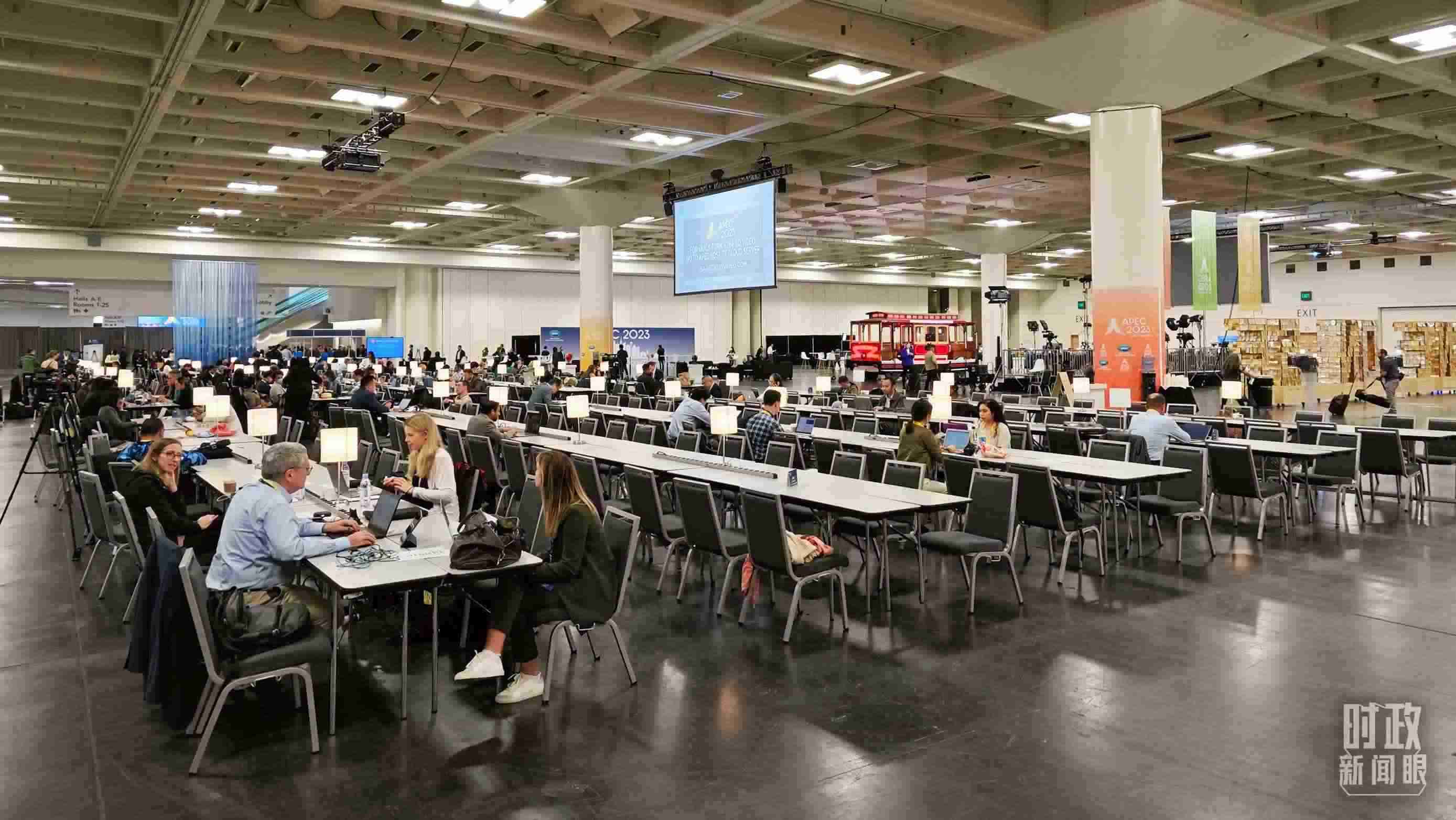 △APEC會議國際媒體中心，各國記者正在工作。（總臺央視記者王哈男拍攝）