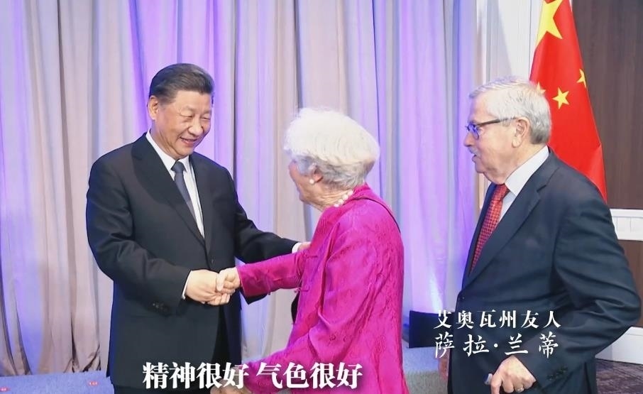 △當(dāng)?shù)貢r(shí)間11月15日晚，習(xí)近平主席在美國(guó)舊金山親切會(huì)見(jiàn)艾奧瓦州友人薩拉·蘭蒂。