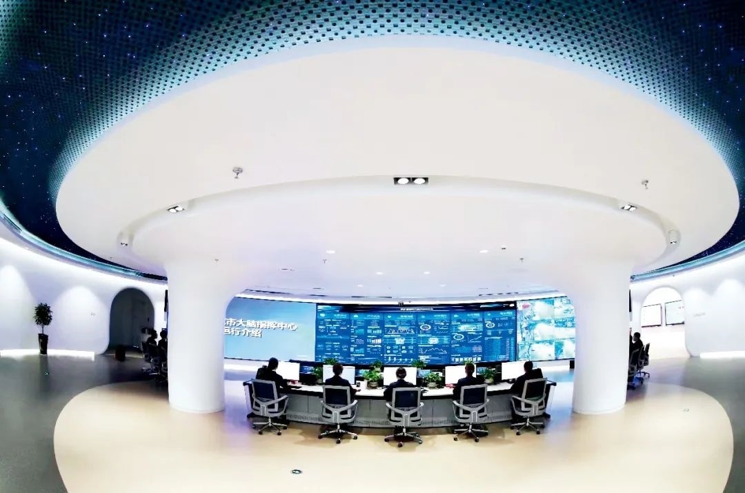 2021年2月2日，江西省撫州市東鄉(xiāng)區(qū)城市大腦指揮中心，工作人員通過城市大腦指揮平臺實時監(jiān)控、抓取、分析相關案件。